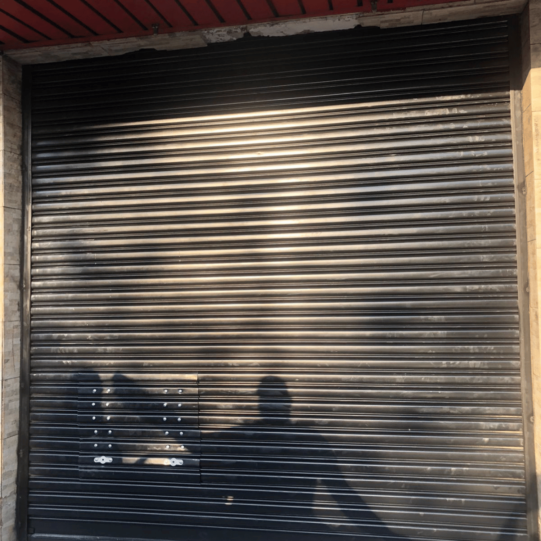 Porta de Aço Automática Vazadas Premium | Ventilação, Estética e Segurança Elevada