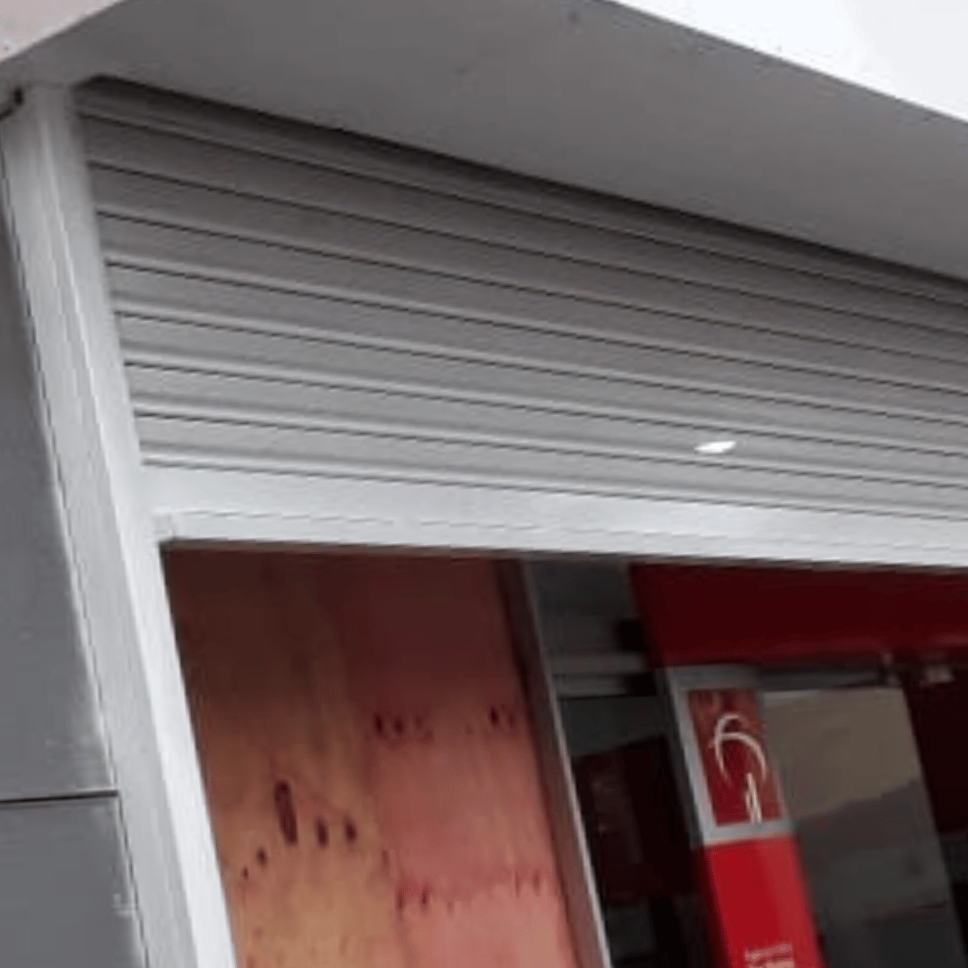 Porta de Aço Manual Reforçada | Segurança e Custo-Benefício para Comércio e Depósito