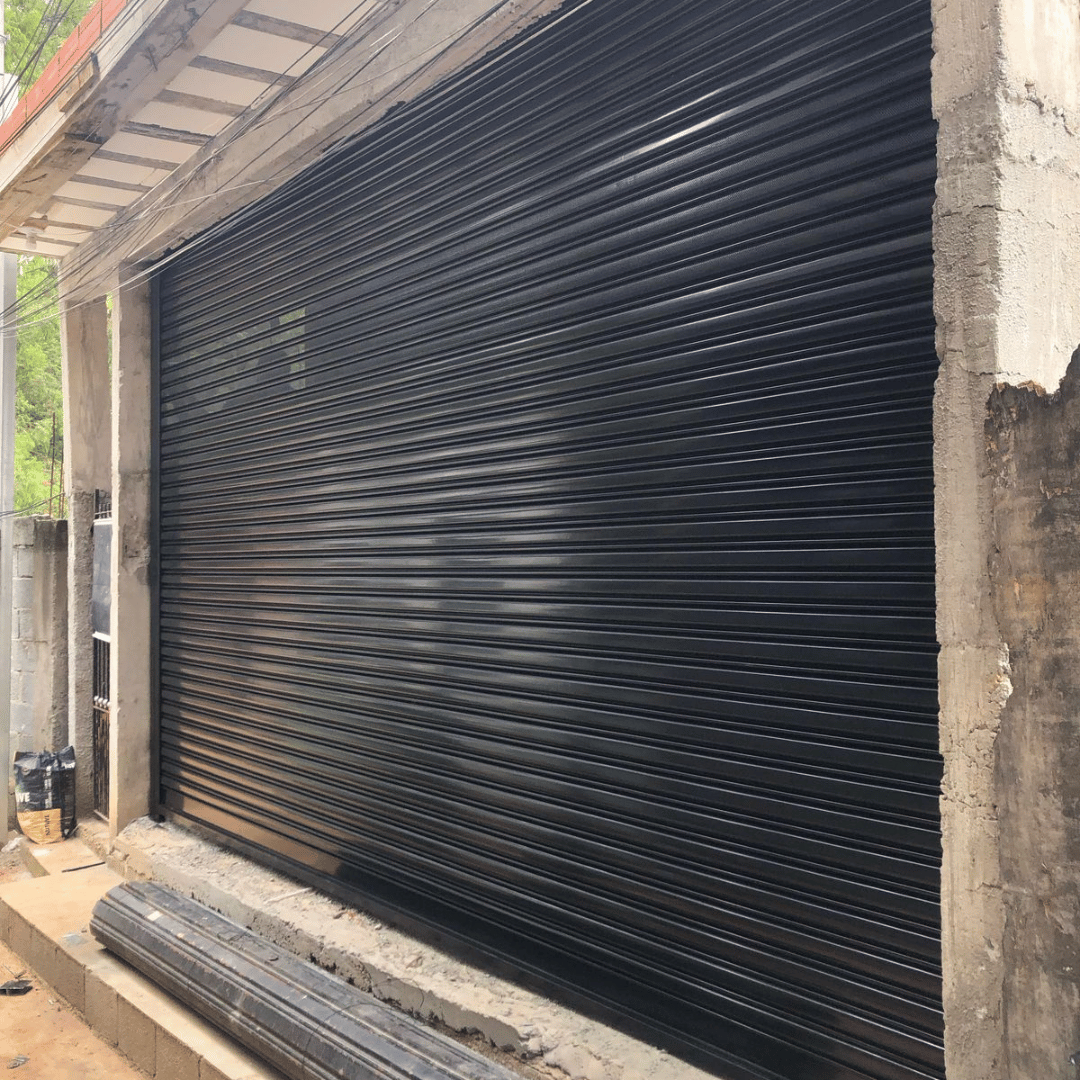 Porta de Aço Manual Transvision | Visibilidade, Ventilação e Segurança no Fechamento