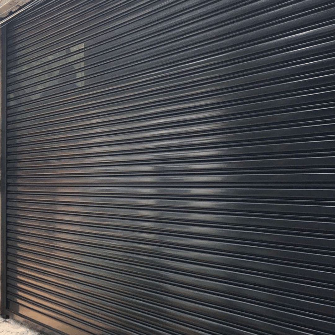 Porta de Aço Manual Vazada | Ventilação, Visibilidade Parcial e Segurança