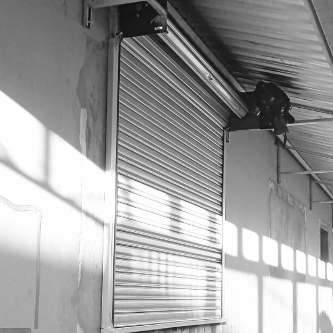 Porta de Aço Automática para Galpão Logístico | Fluxo Contínuo, Robustez e Confiabilidade Operacional
